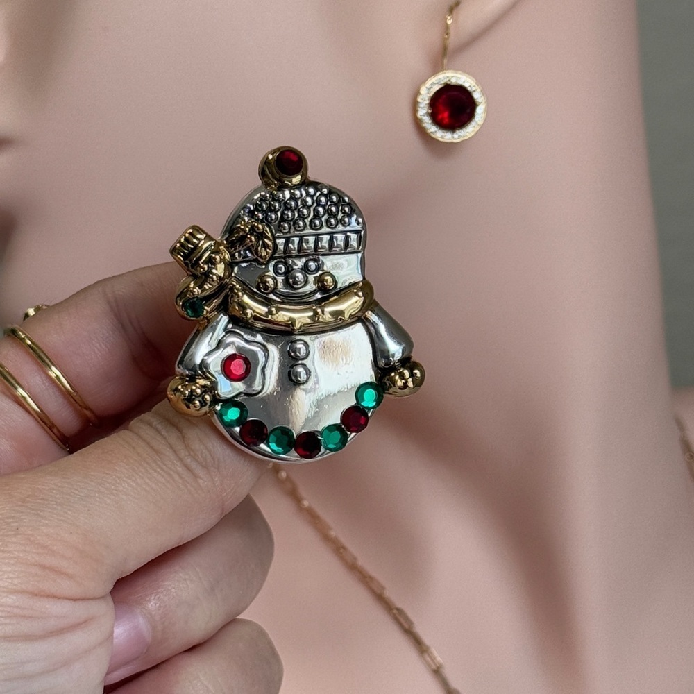 ⚜️❤️‍🔥 Festive Snowman Brooch-Pendant with Gold and Gem Accents 💎 ⛄️ - Picture 4 of 8